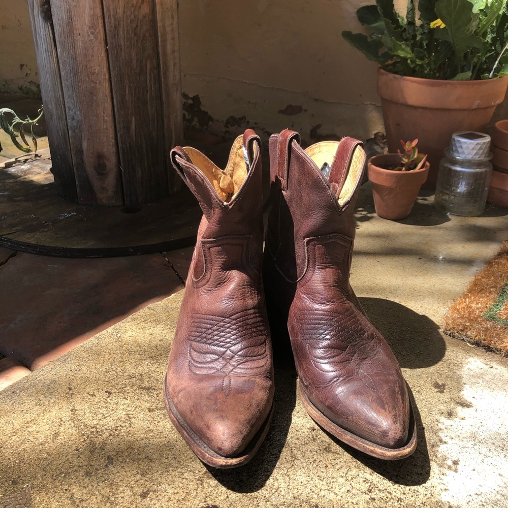 Frye Billy short cowgirl boots